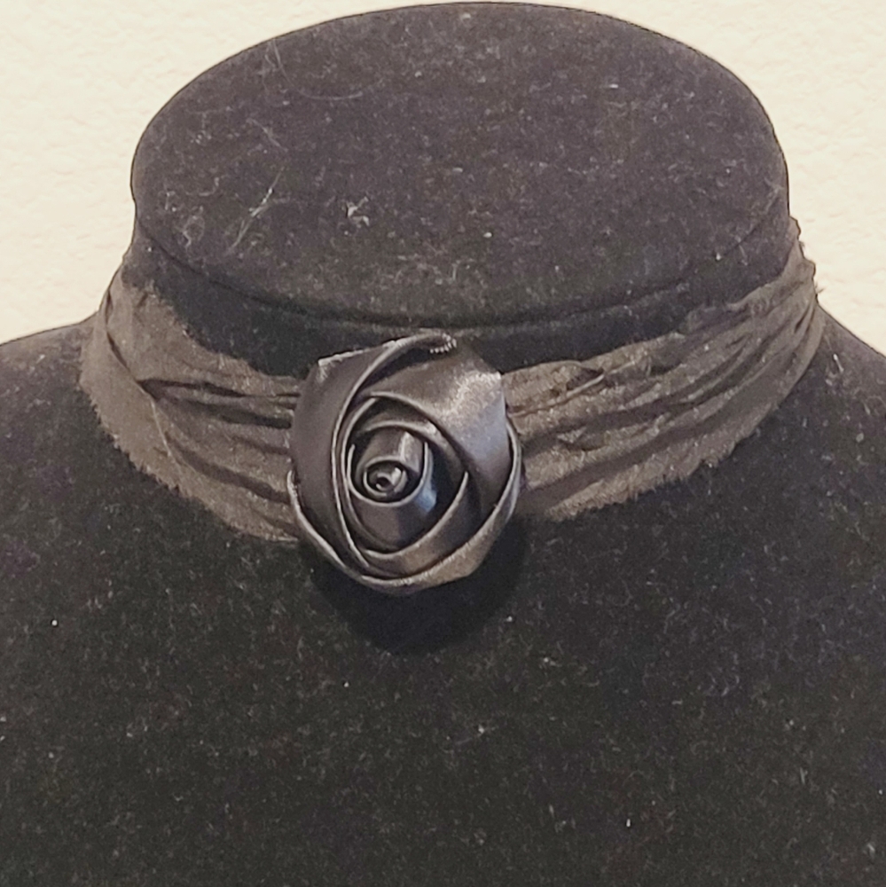 Frasier Sterling Rosebud Choker Black mildly used